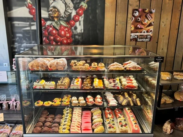 Onze gebakvitrine vol dagvers gebak